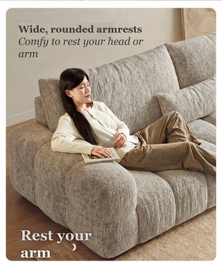 Wide, rounded armrests